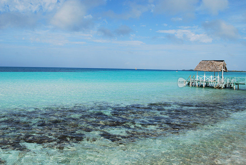 露台和海滩在Cayo Coco，古巴。